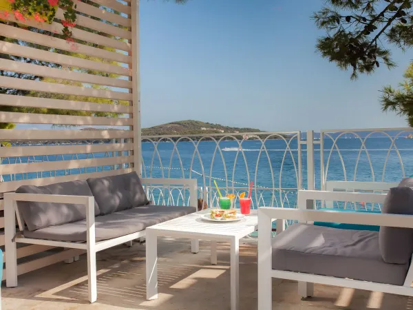 Accogliente salotto con vista sul mare al campeggio Roan Amadria Park Trogir.