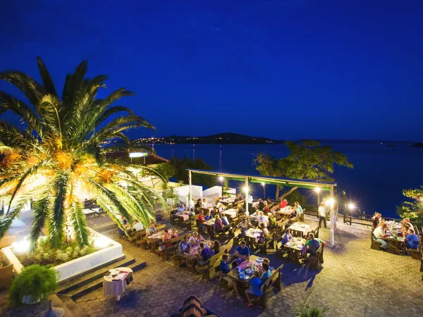 Serata accogliente sulla terrazza con vista sul mare del campeggio Roan Amadria Park Trogir.