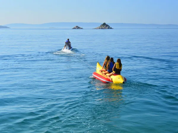 Banana boat in mare al campeggio Roan Amadria Park Trogir.