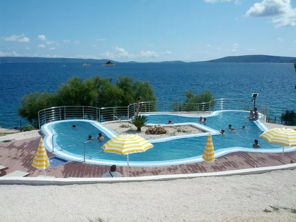 Piscina con vista mare al campeggio Roan Amadria Park Trogir.