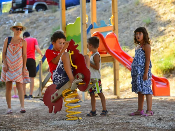 Bambini che giocano nel parco giochi del campeggio Roan Amadria Park Trogir.