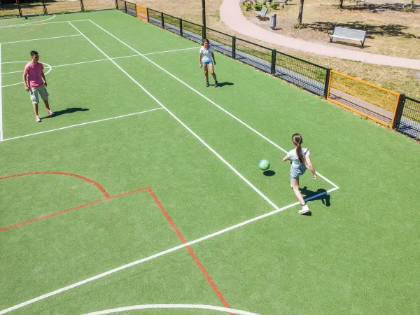 Giocare a calcio nel campo sportivo del campeggio Roan De Schatberg.