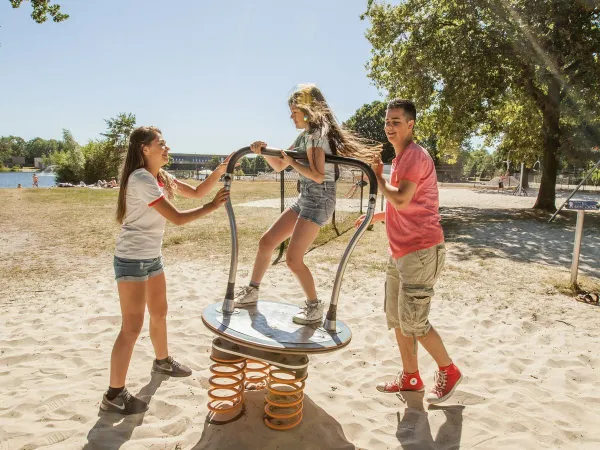 I bambini giocano nel parco giochi del campeggio Roan De Schatberg.