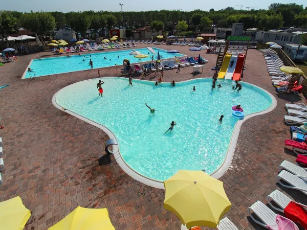 Panoramica delle piscine del Roan camping Del Garda.