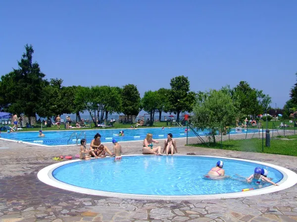 Panoramica delle piscine del Roan camping Del Garda.