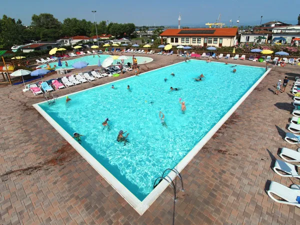 Panoramica delle piscine del Roan camping Del Garda.