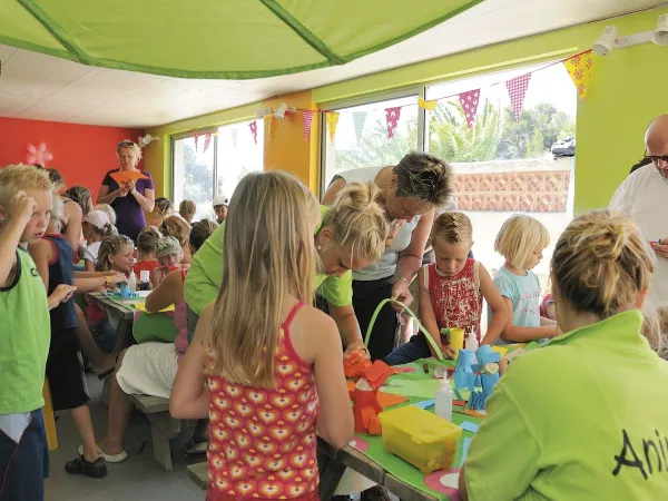 Bambini artigiani al campeggio Roan Domaine de la Noguière.