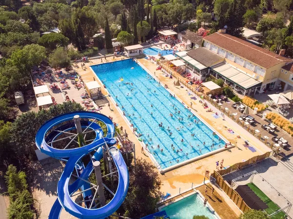 Piscina con acquascivolo al Roan camping Domaine Naïades.