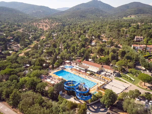 Piscina olimpionica con acquascivolo al Roan camping Domaine Naïades.