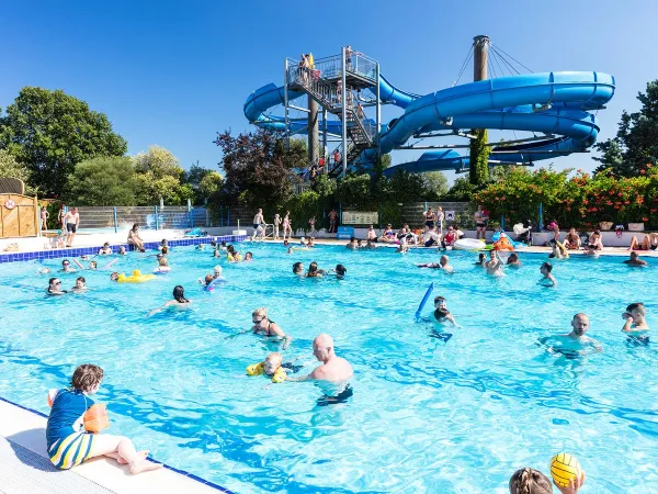 Piscina olimpionica con acquascivolo al campeggio Roan Domaine Naïades.