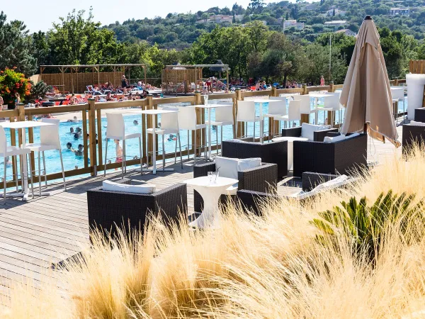 Terrazza della piscina del campeggio Roan Domaine Naïades.