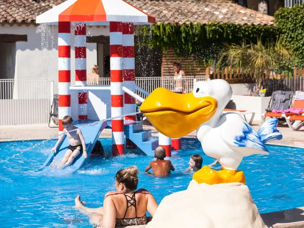 Piscina per bambini con scivolo al campeggio Roan Domaine Naïades.