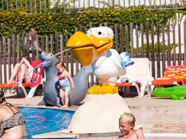 Spruzzatori d'acqua nella piscina per bambini del campeggio Roan Domaine Naïades.