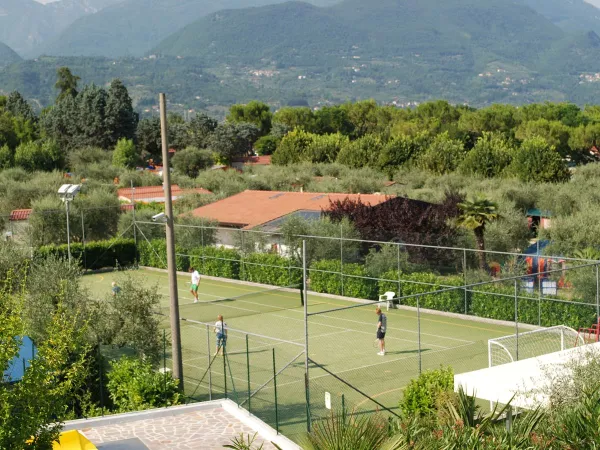 Campo da tennis del campeggio Roan Eden.