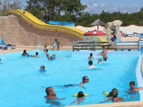 Piscina con scivolo al campeggio Roan La Dune Des Sables.