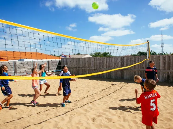 Giocare a pallavolo al campeggio Roan La Dune Des Sables.