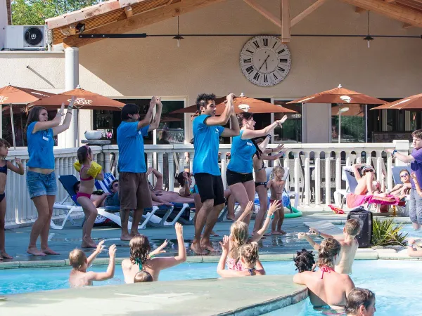 Animazione in piscina al campeggio Roan La Grand Terre.