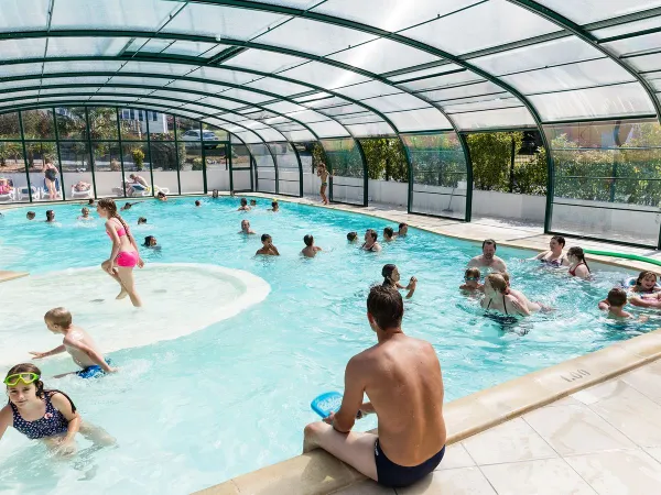 Piscina coperta del campeggio Roan La Vallée.