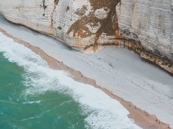 Costa rocciosa vicino al campeggio Roan La Vallée.