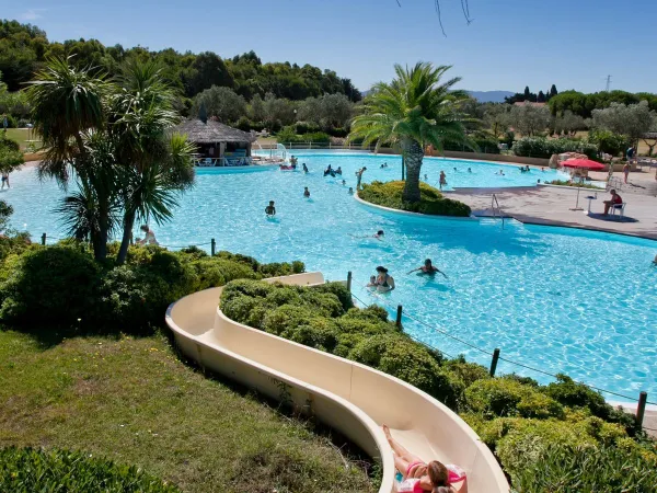 Piscina con scivolo al campeggio Roan Le Capanne.