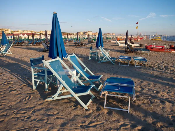 Possibilità di rilassarsi in spiaggia al Roan camping Le Capanne.