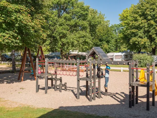Un parco giochi al campeggio Roan de Bonnal.