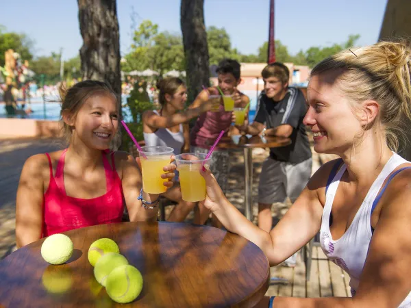 Sorseggiate un drink sulla terrazza del Roan camping Du Verdon.