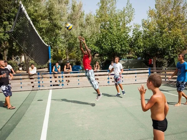 Pallavolo sul campo polisportivo del campeggio Roan Les Sablines.