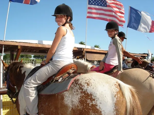 Equitazione su pony vicino al Roan camping Les Sablines.