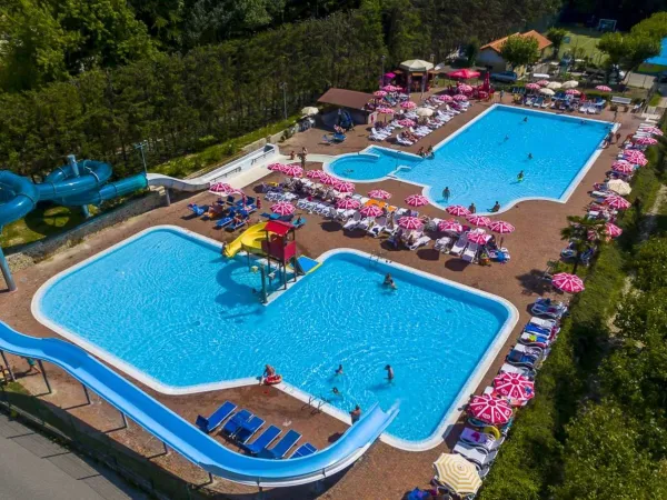 Panoramica della piscina del campeggio Roan Belvedere.