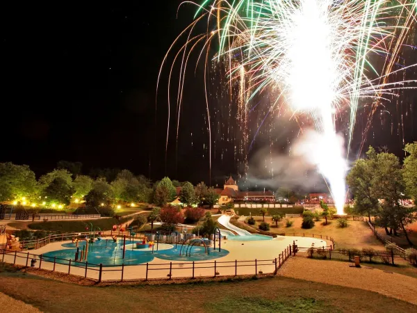 Spettacolo pirotecnico al campeggio Roan Avit Loisirs.