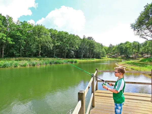 Pesca nel lago del campeggio Roan Avit Loisirs.