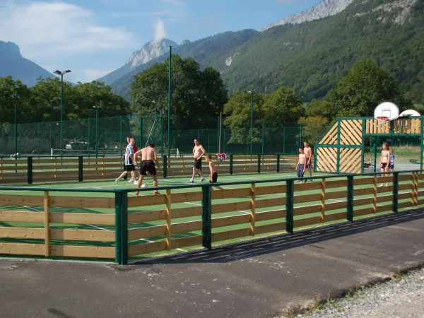 Giocate a calcio nel campo polisportivo del campeggio Roan L'Ideal.