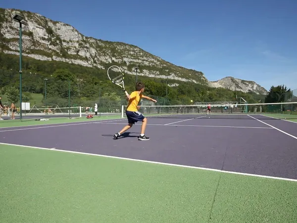 Tennis al campeggio Roan L'Ideal.