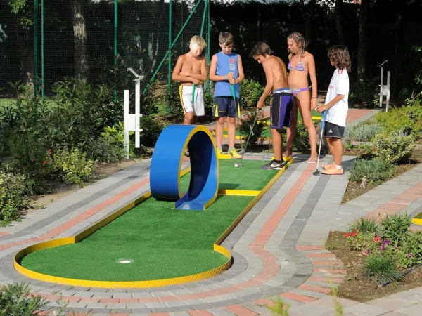 Campo da minigolf al Roan camping Mediterraneo.