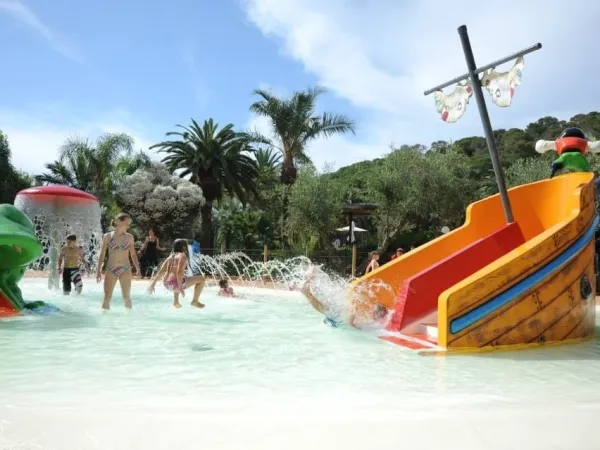 Divertimento in acqua nella piscina per bambini del campeggio Roan di Rosselba.