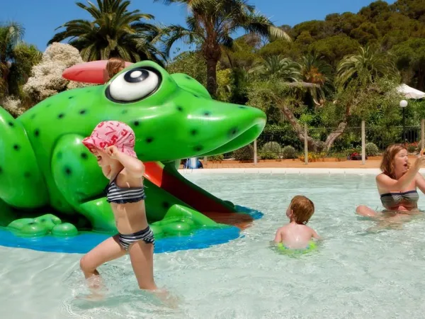 Divertimento in acqua nella piscina del campeggio Roan di Rosselba.