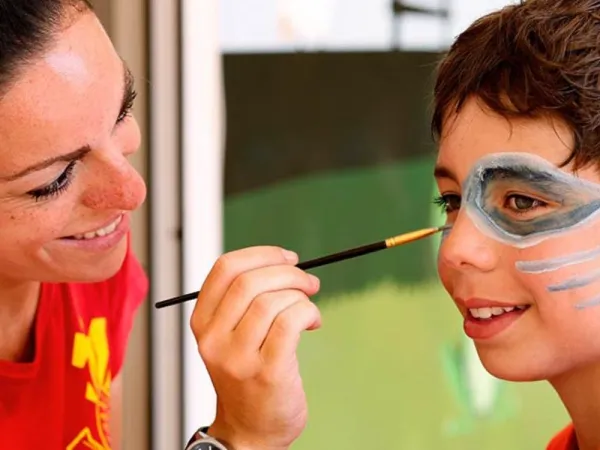 Attività di face painting presso il campeggio Roan di Rosselba.