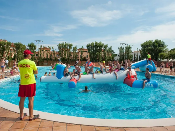 Cuscino d'aria nella piscina del campeggio Roan Playa Brava.