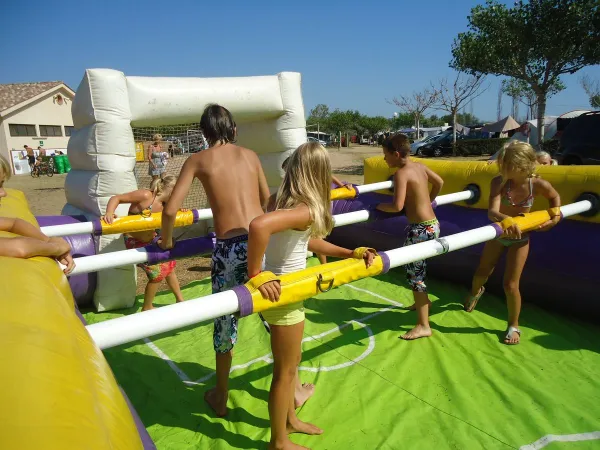 Attività di cuscino d'aria al campeggio Roan Playa Brava.