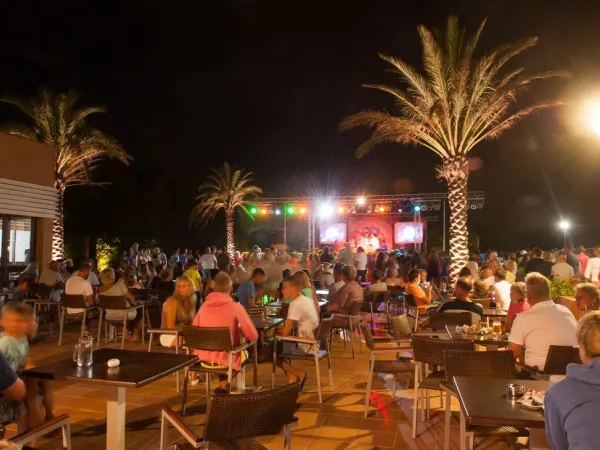 Terrazza di sera al campeggio Roan Playa Brava.