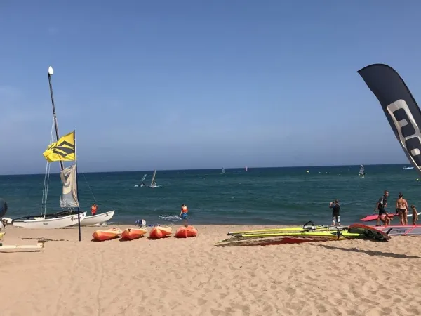 Posizione per gli sport acquatici al campeggio Roan Playa Brava.