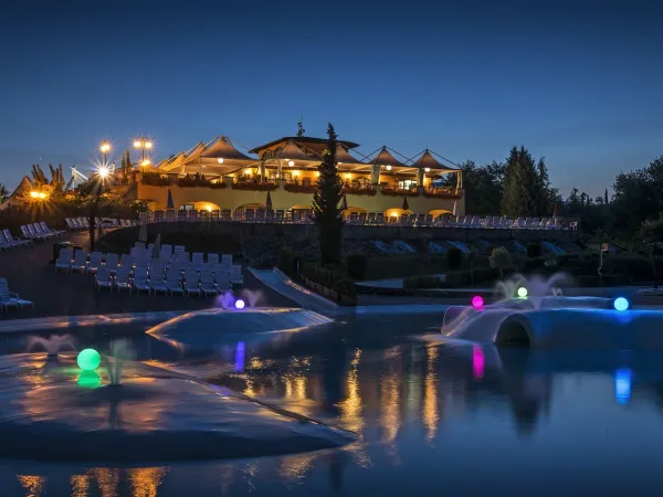 Piscina lagunare con vista sul ristorante del Roan camping Norcenni Girasole.