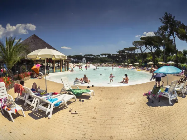 Lettini presso la piscina laguna per bambini del Roan camping Park Albatros.