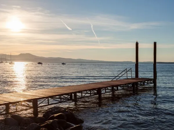 Il molo durante il tramonto al campeggio Roan Piantelle.