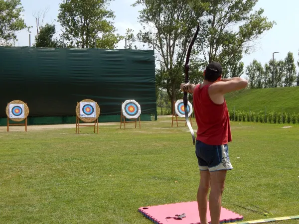 Tiro con l'arco al campeggio Roan Pra'delle Torri.