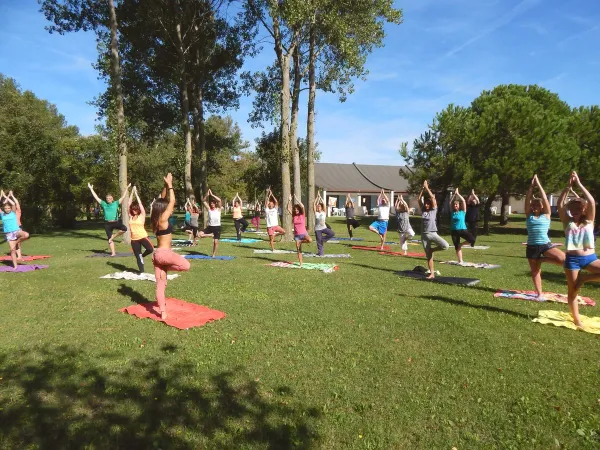 Yoga sul prato del campeggio Roan Pra'delle Torri.