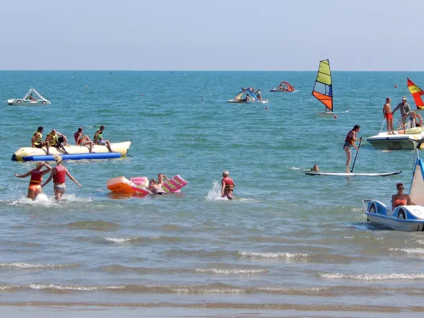 Varie attività acquatiche in mare al Roan camping Pra'delle Torri.