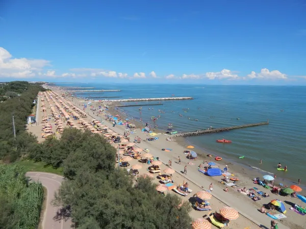 Spiaggia con lettini e ombrelloni al Roan camping Pra'delle Torri.