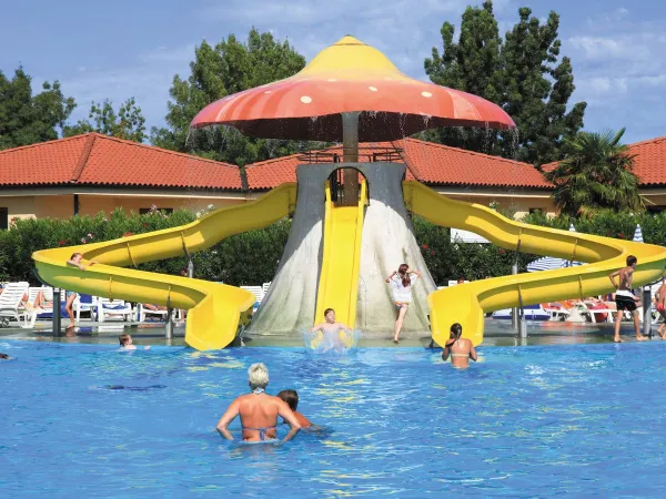 Scivolo d'acqua nella piscina del campeggio Roan Bella Italia.